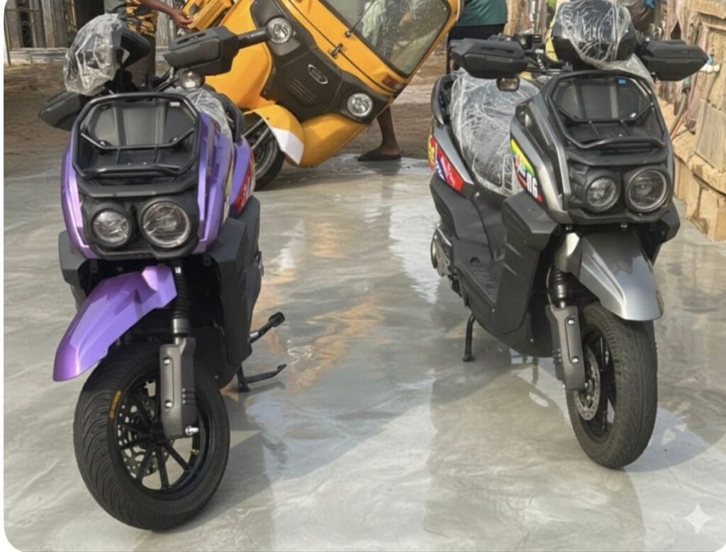 two bikes, on the left side a purple one and on the right side a gray one